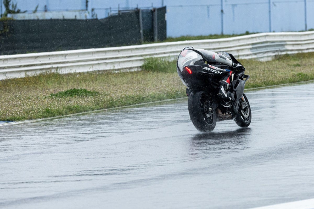 Bagnata e sottomessa: no, non è un porno anni 80 ma il primo test con la nuova Yamaha R9